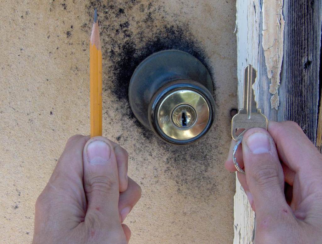 Step-by-step illustration of using graphite powder lubricant on a key hole